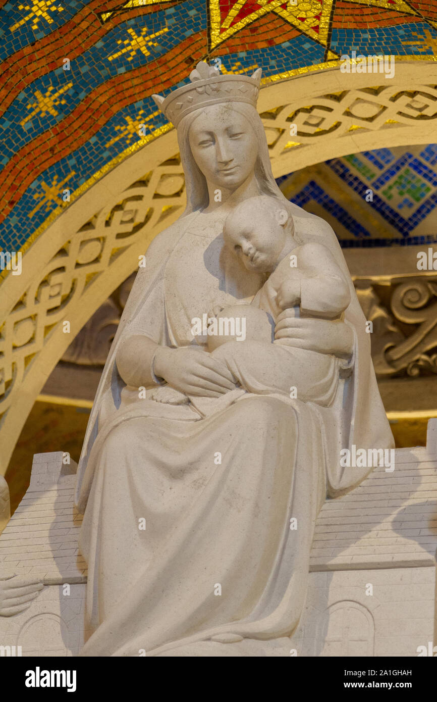 Our lady statue notre dame hires stock photography and images Alamy