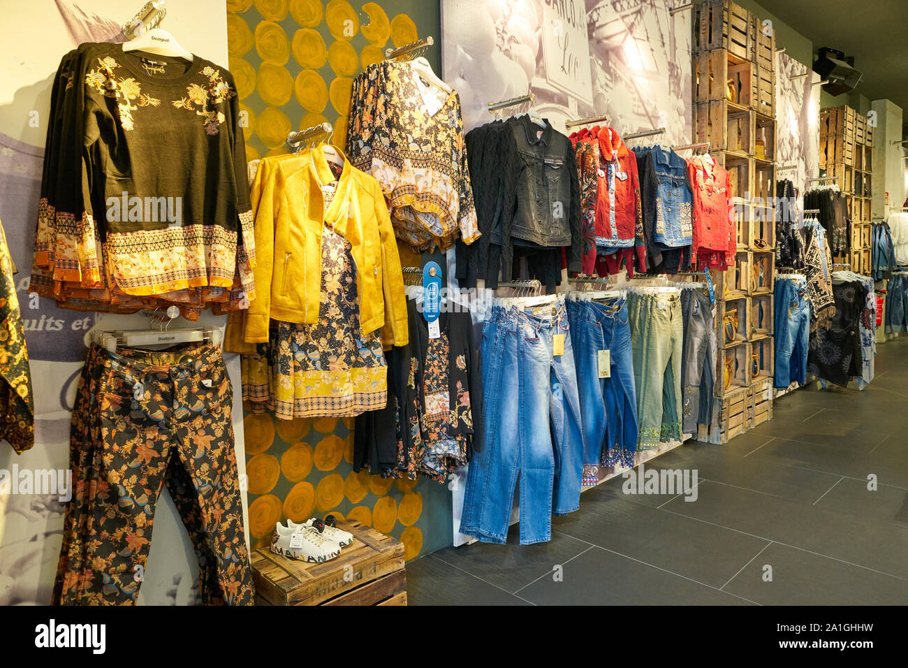privaat Vergissing Ontslag nemen COLOGNE, GERMANY - CIRCA OCTOBER, 2018: interior shot of a Desigual store  in Cologne Stock Photo - Alamy