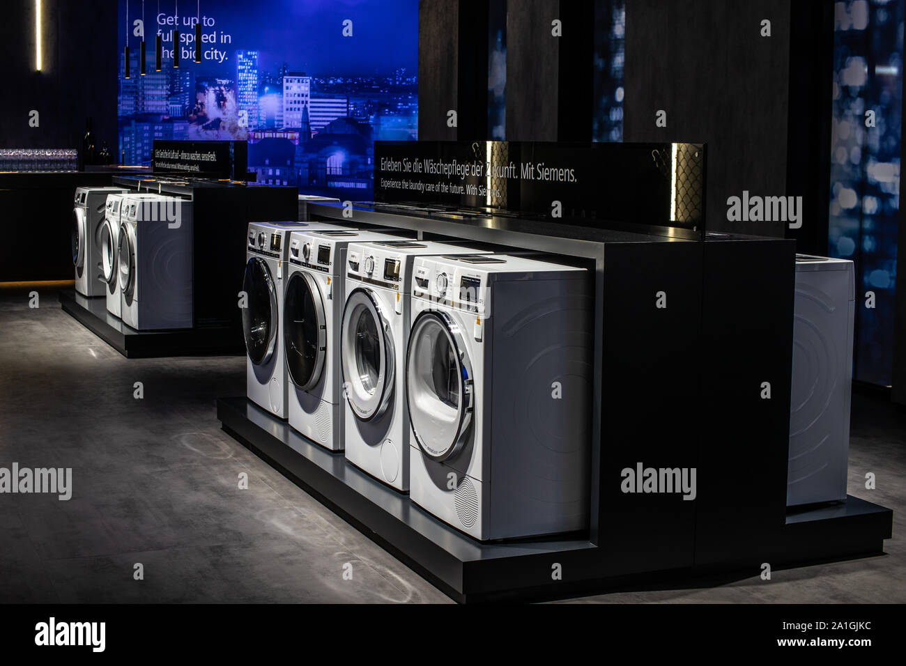 Washer and dryer appliance store hi-res stock photography and images - Alamy