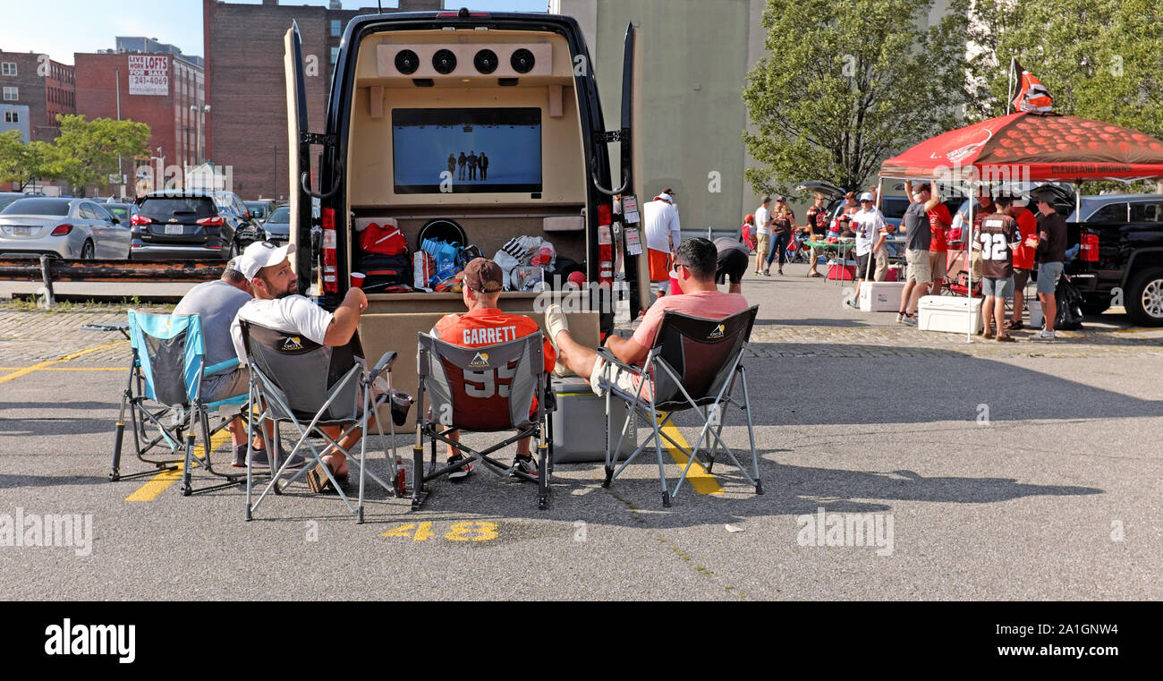 Browns fans tailgating hires stock photography and images Alamy