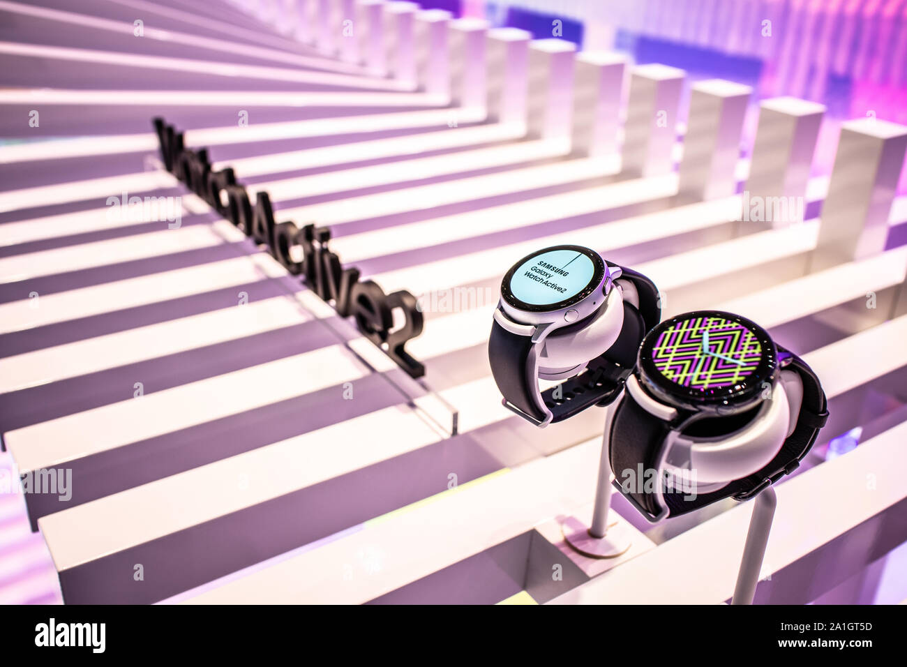 Samsung watch active 2 hi-res stock photography and images - Alamy