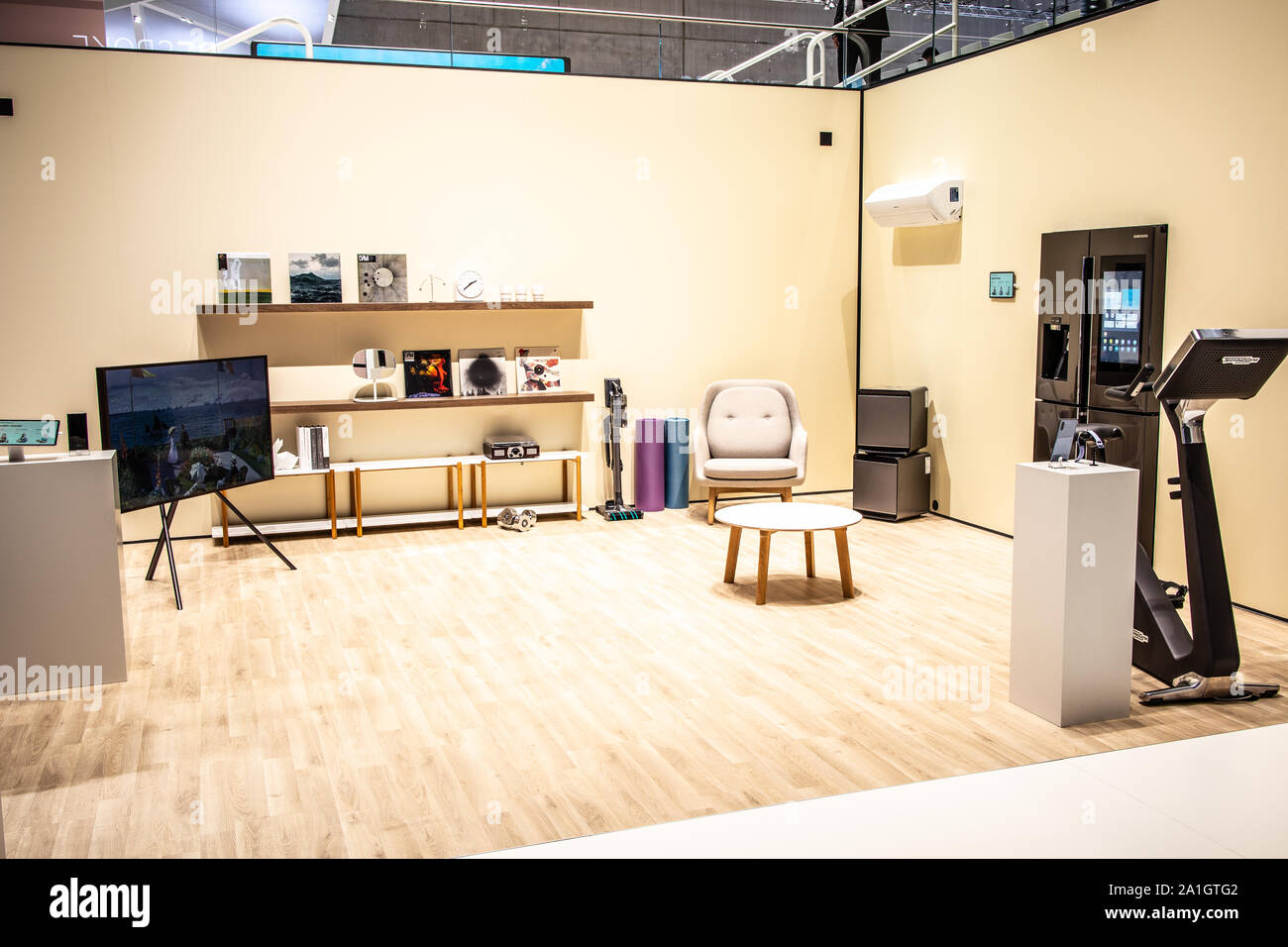 Samsung tv store interior hi-res stock photography and images - Alamy