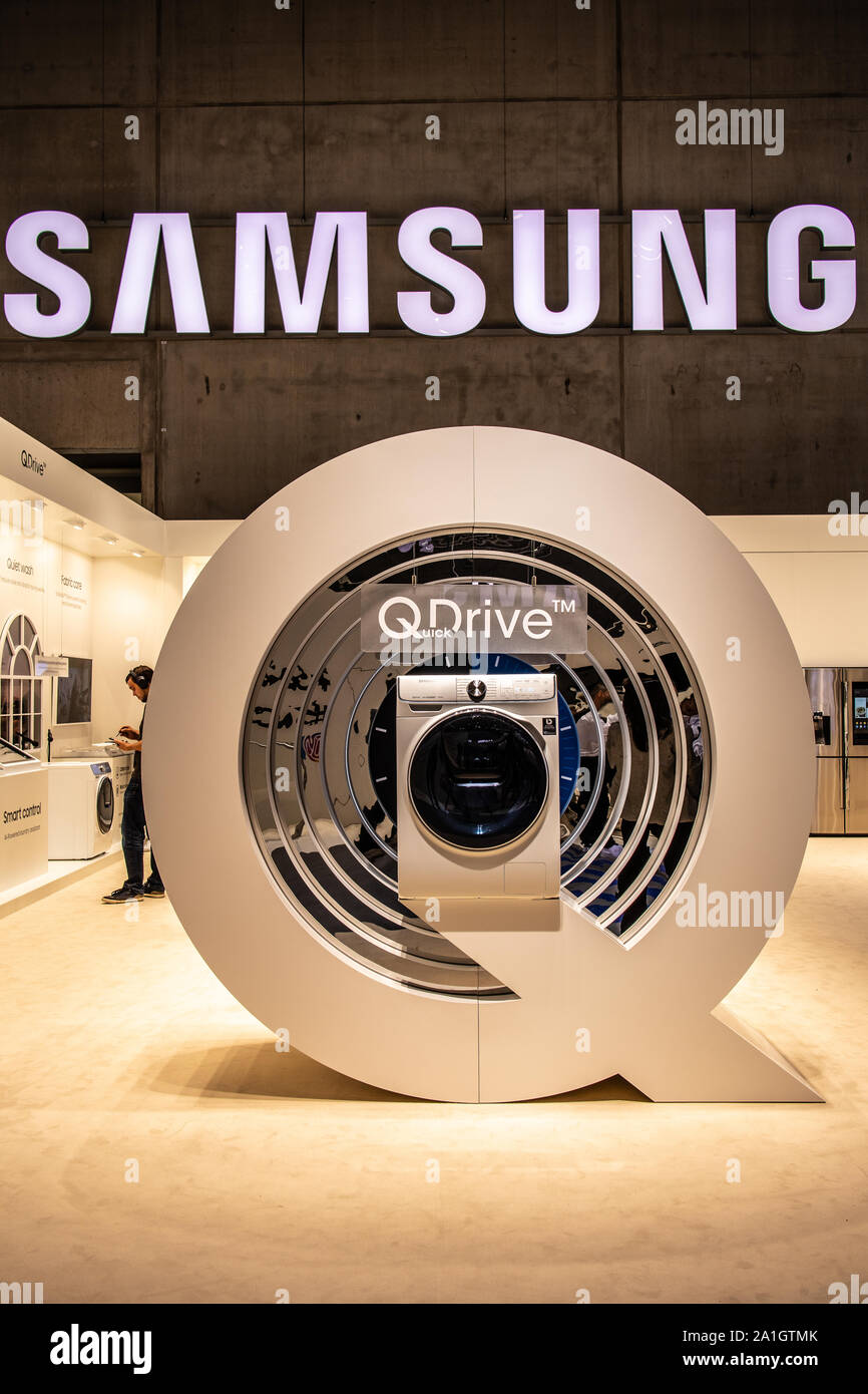 Coina, Portugal. Entrance of the Radio Popular store in the Barreiro Planet  Retail Park. Radio Popular is a large Portuguese company selling appliance  Stock Photo - Alamy