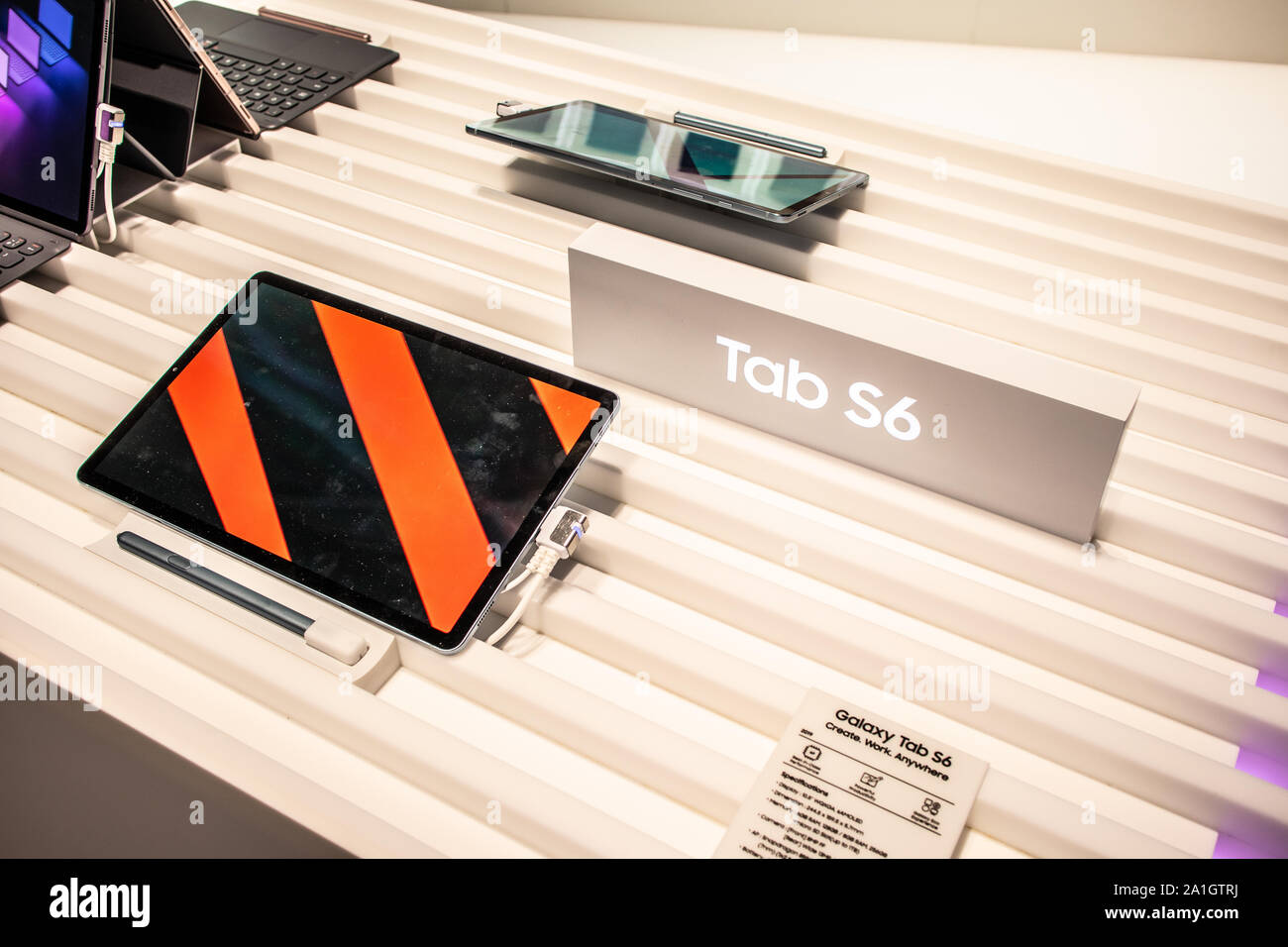 Samsung galaxy s6 launch hi-res stock photography and images - Alamy