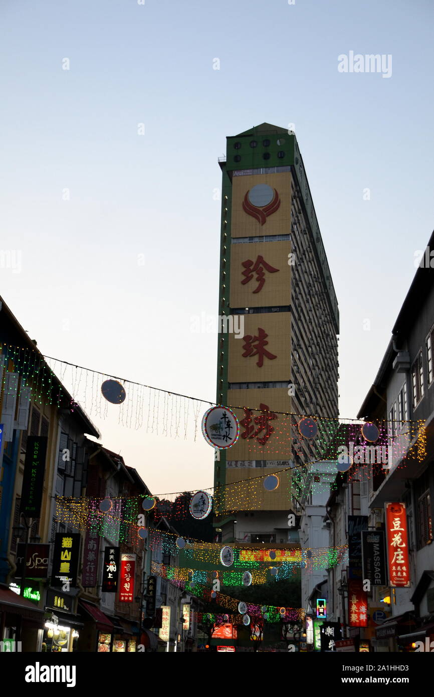 Big yellow building in Chinatown, Singapore Stock Photo Alamy
