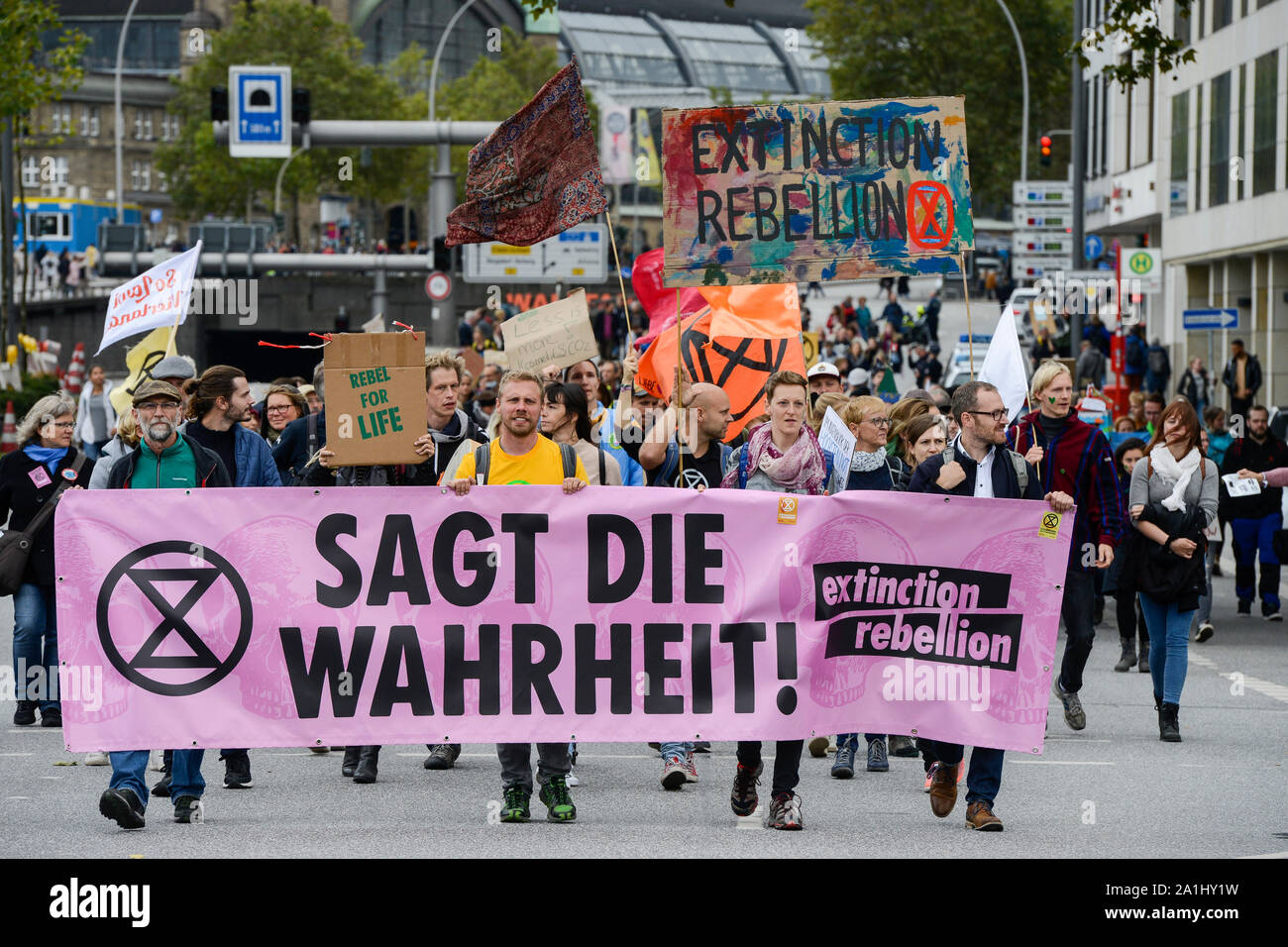 GERMANY, Hamburg city, Fridays for future, All for Climate rally with 70.000 protesters for climate protection , block of extinction rebellion movement, banner says Say the truth! with symbol sand clock / DEUTSCHLAND, Hamburg, Jungfernstieg und Binnenalster, Fridays-for future Bewegung, Alle fürs Klima Demo fuer Klimaschutz, Block der extinction rebellion Bewegung mit dem Symbol der ablaufenden Sanduhr, 20.9.2019 Stock Photo
