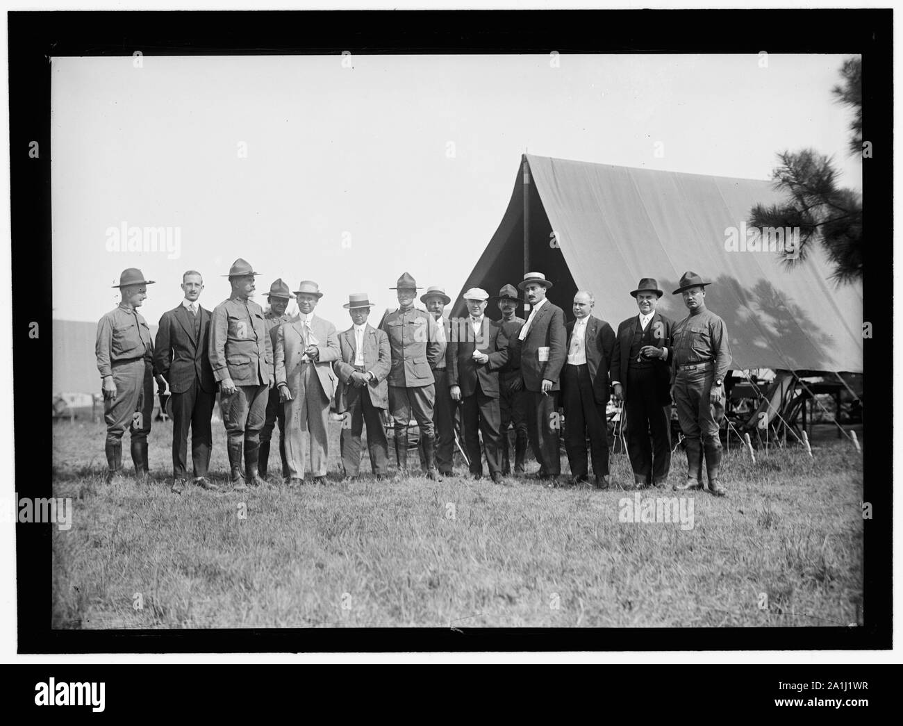 NATIONAL GUARD OF D.C. M. AND M. ASSN. OF D.C. ON VISIT TO D.C.N.G. IN CAMP AT COLONIAL BEACH. FRONT: BOB FEATHERSTONE; UNIDENTIFIED; COL. WILLIAM E. HARVEY; ROSS P. ANDREWS; UNIDENTIFIED; ANTON STEPHAN; C.J. COLUMBUS; RICHARD L. LAMB; M.A. LEASE; UNIDENTIFIED; HARRY COOPE. 3 IN REAR UNIDENTIFIED Stock Photo