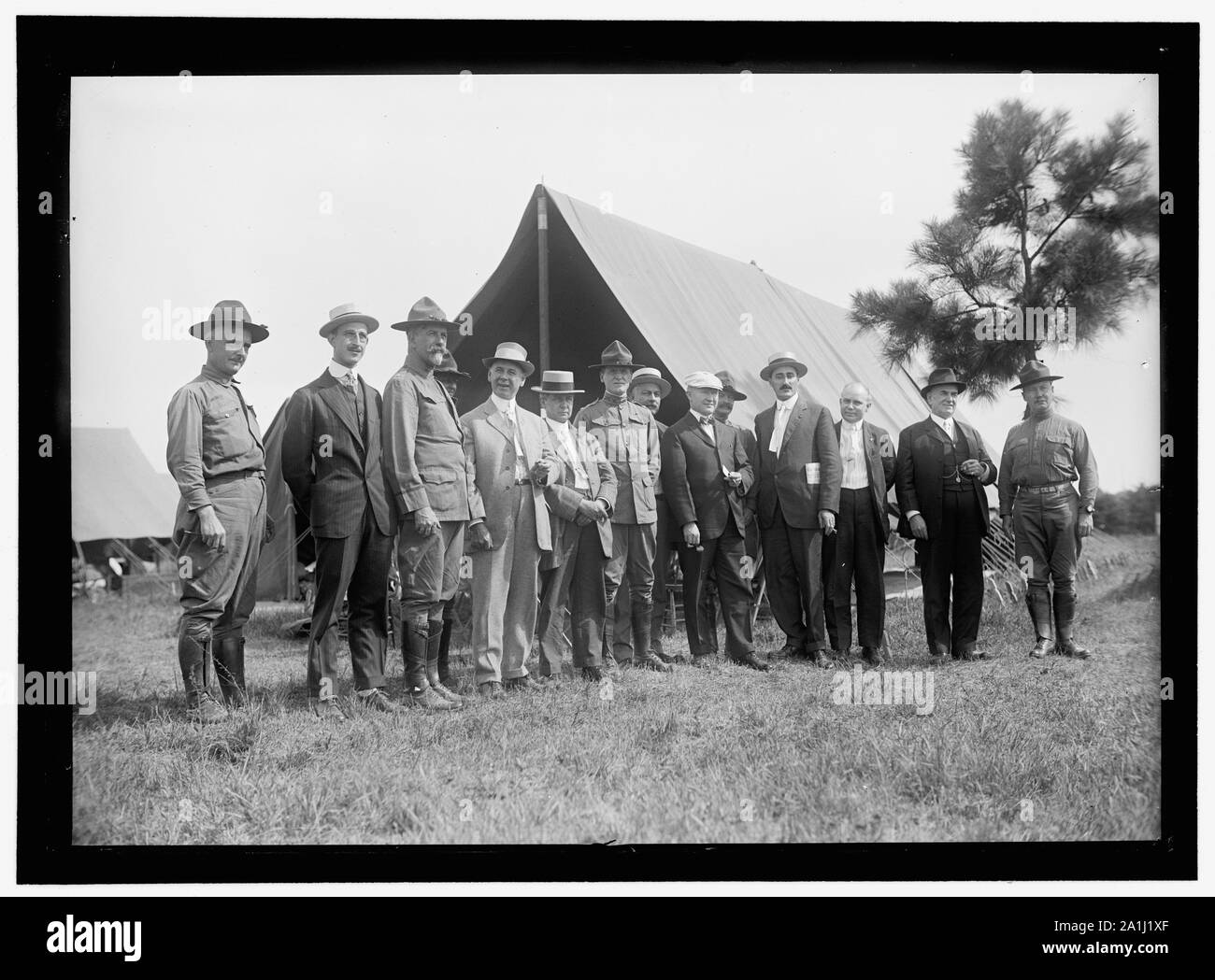 NATIONAL GUARD OF D.C. M. AND M. ASSN. OF D.C. ON VISIT TO D.C.N.G. IN CAMP AT COLONIAL BEACH. FRONT: BOB FEATHERSTONE; UNIDENTIFIED; COL. WILLIAM E. HARVEY; ROSS P. ANDREWS; UNIDENTIFIED; ANTON STEPHAN; C.J. COLUMBUS; RICHARD L. LAMB; M.A. LEASE; UNIDENTIFIED; HARRY COOPE.; 3 IN REAR UNIDENTIFIED Stock Photo