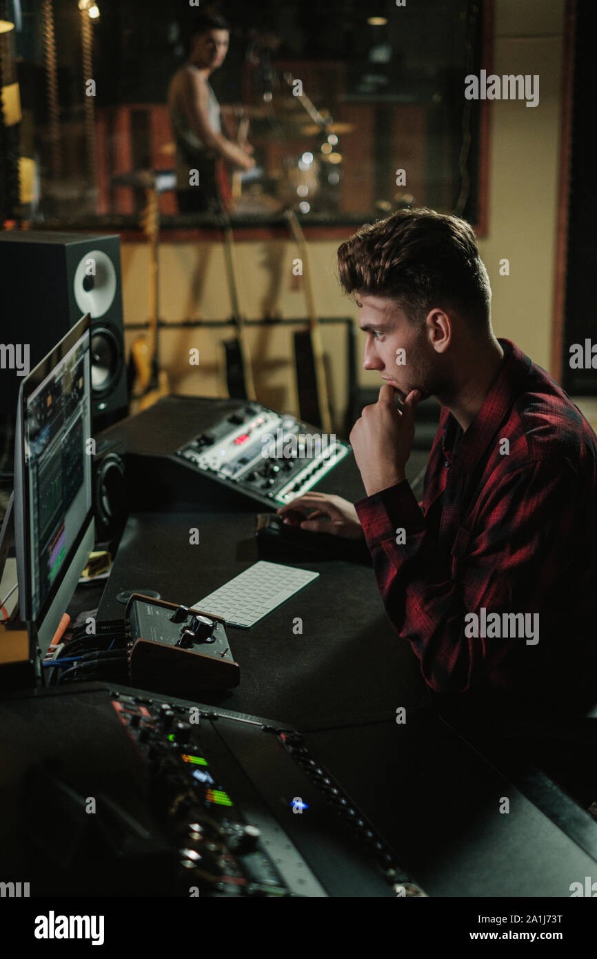 Sound engineer working in a music studio Stock Photo Alamy