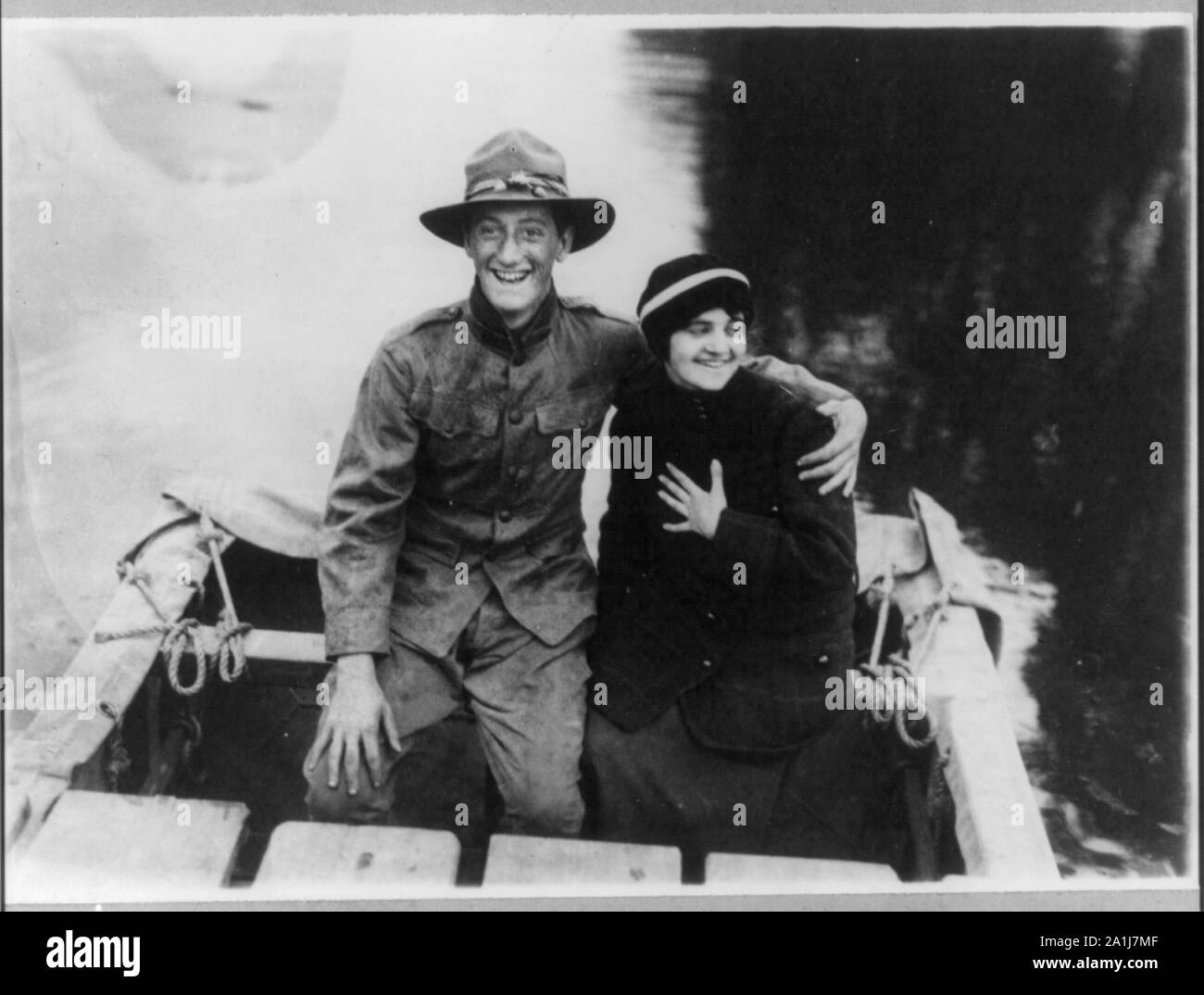 N.Y. National Guard training and maneuvers at Fishkill and Peekskill, N.Y.: Soldier with arm around girl in bow of boat Stock Photo