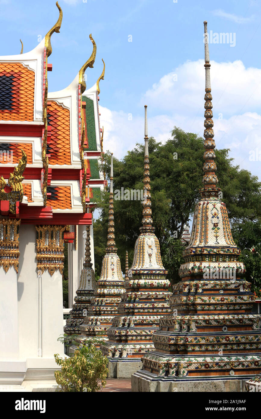 Temples. Toitures en tuiles vernissées et chedis. Wat Pho - Wat Phra Chettuphon. Bangkok. / Temples. Chedid glazed roofs and tiles. Wat Pho. Bangkok. Stock Photo