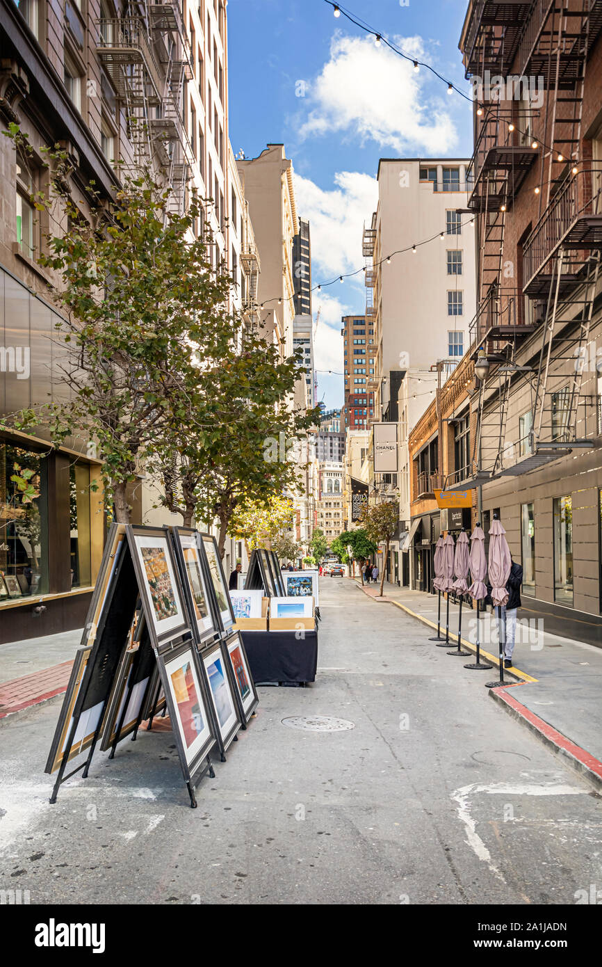 San Francisco, CA, USA, October 2016: Maiden Ln alley near Union Square with exhibited paintings for sale Stock Photo
