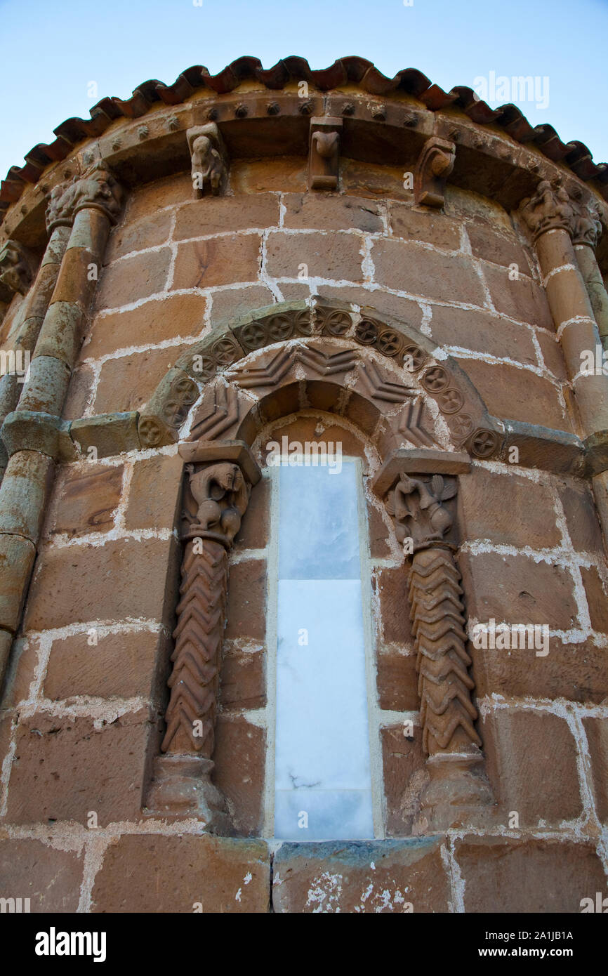 Iglesia Santa María la Mayor y Centro de interpretación del Románico de Villacantid, siglo XII,  Campoo de Suso, Cantabria, España Stock Photo
