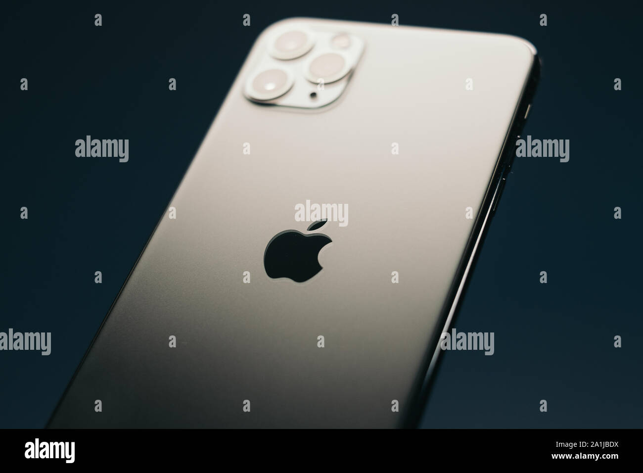 Vitre arrière iphone 11 pro Banque de photographies et d'images à haute  résolution - Alamy