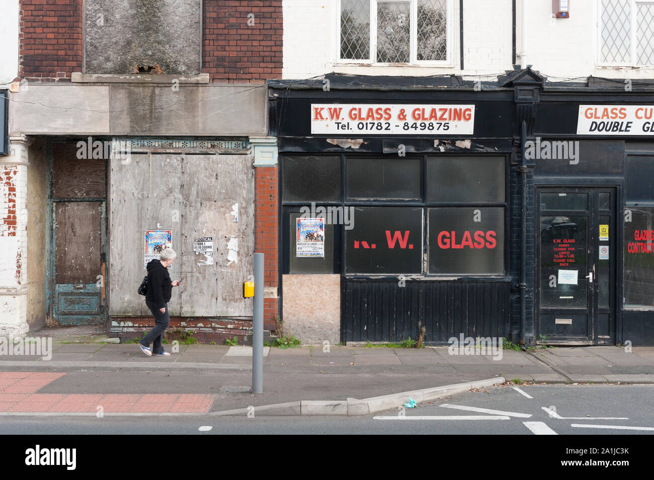 Shop boarded up hi-res stock photography and images - Alamy
