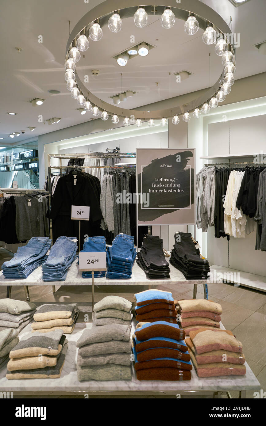 H&m retail clothing store hi-res stock photography and images - Page 17 -  Alamy