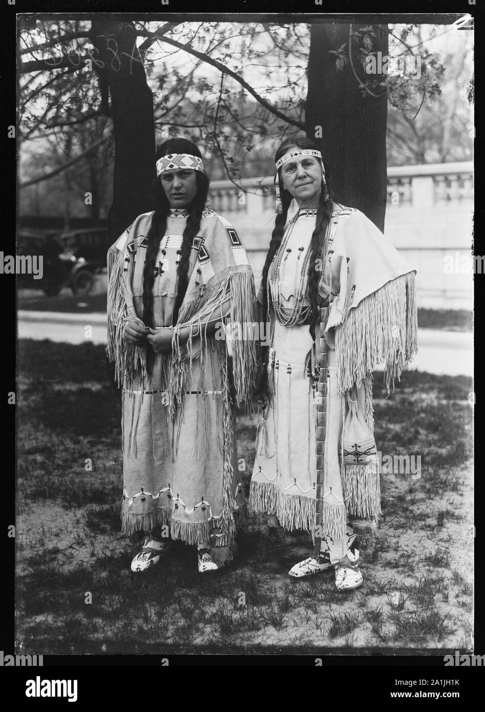 native-american-women-stock-photo-alamy