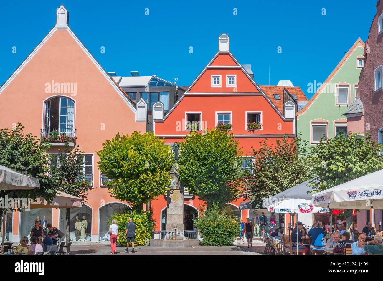 Colourful facades and war memorials hi-res stock photography and images ...