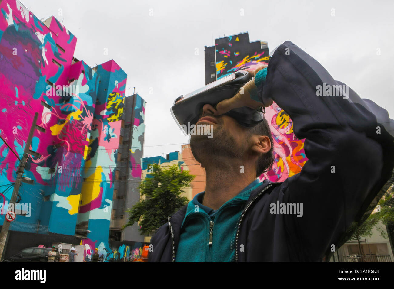 Sao Paulo, Brazil. 27th Sep, 2019. With the intention of breaking the Guinness record of the largest mural in the world, the work Urban Aquarium will have a total of 10,000 m2 of painting and is made by artist Felipe Yung, Flip, in partnership with cultural producer Kleber Pagu. Credit: Dario Oliveira/ZUMA Wire/Alamy Live News Stock Photo