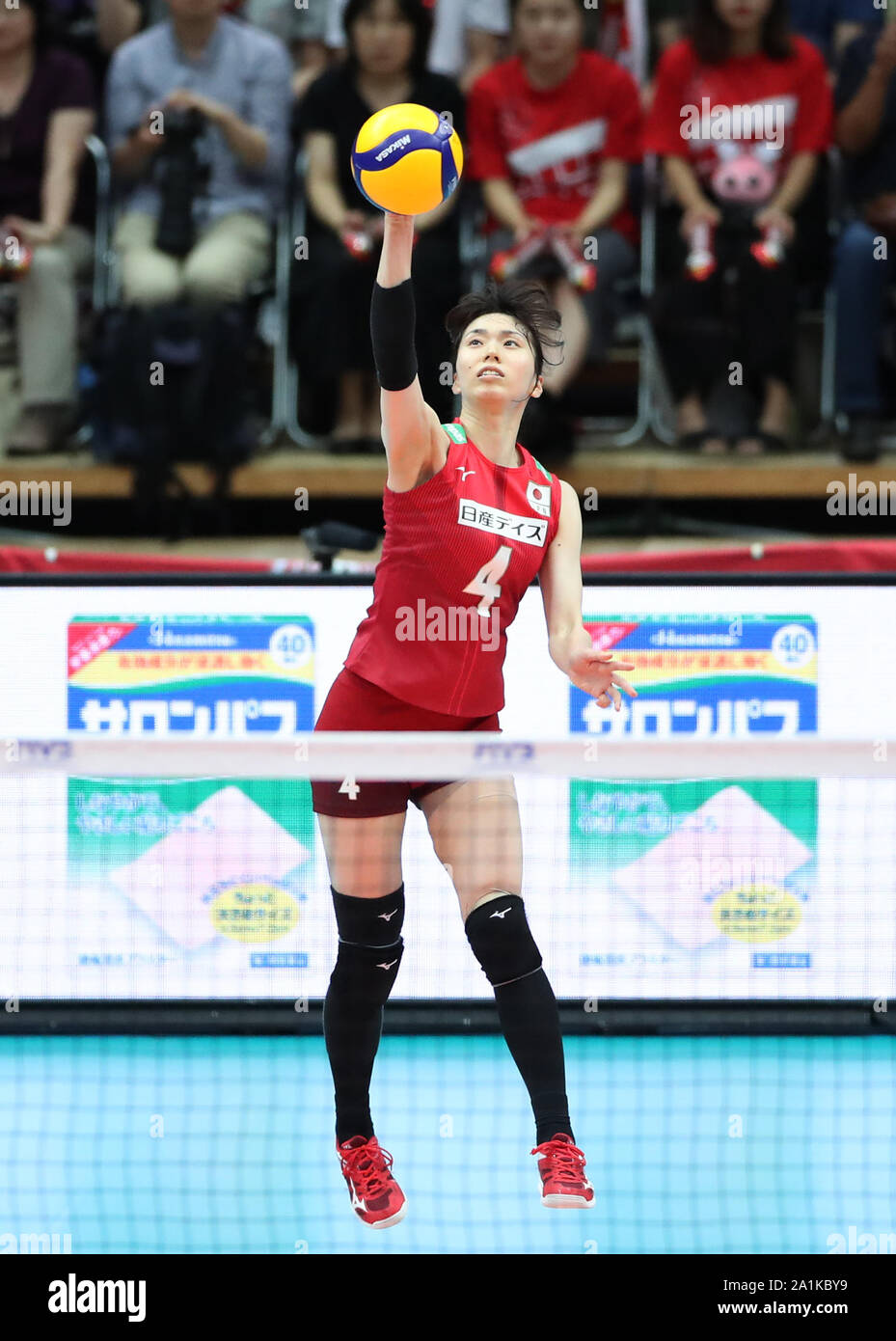(190927) -- OSAKA, Sept. 27, 2019 (Xinhua) -- Risa Shinnabe of Japan serves during a round robin match against Serbia at the 2019 FIVB Volleyball Women's World Cup in Osaka, Japan, Sept. 27, 2019. (Xinhua/Du Xiaoyi) Stock Photo
