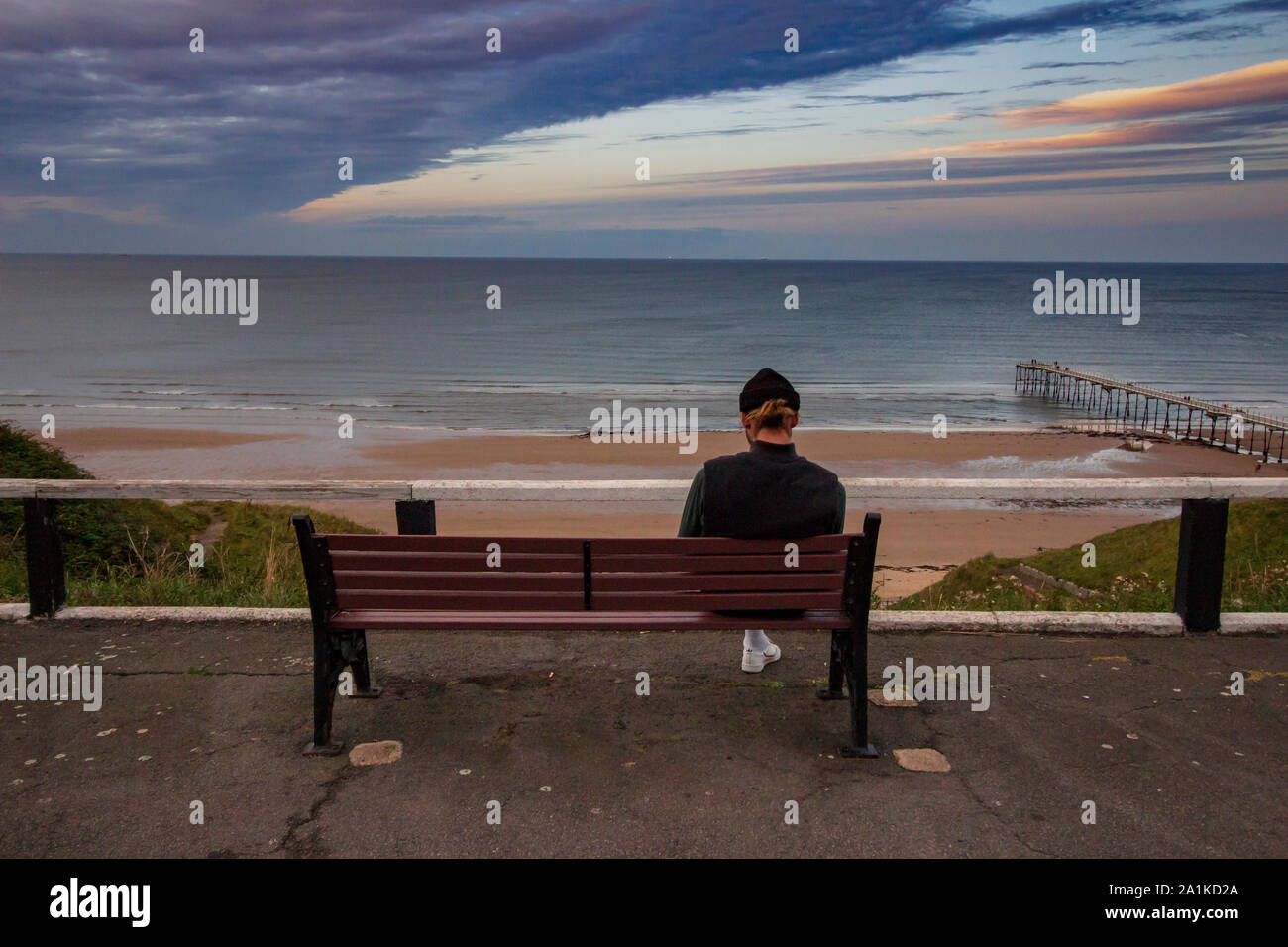 Man sat alone on beach hi-res stock photography and images - Alamy