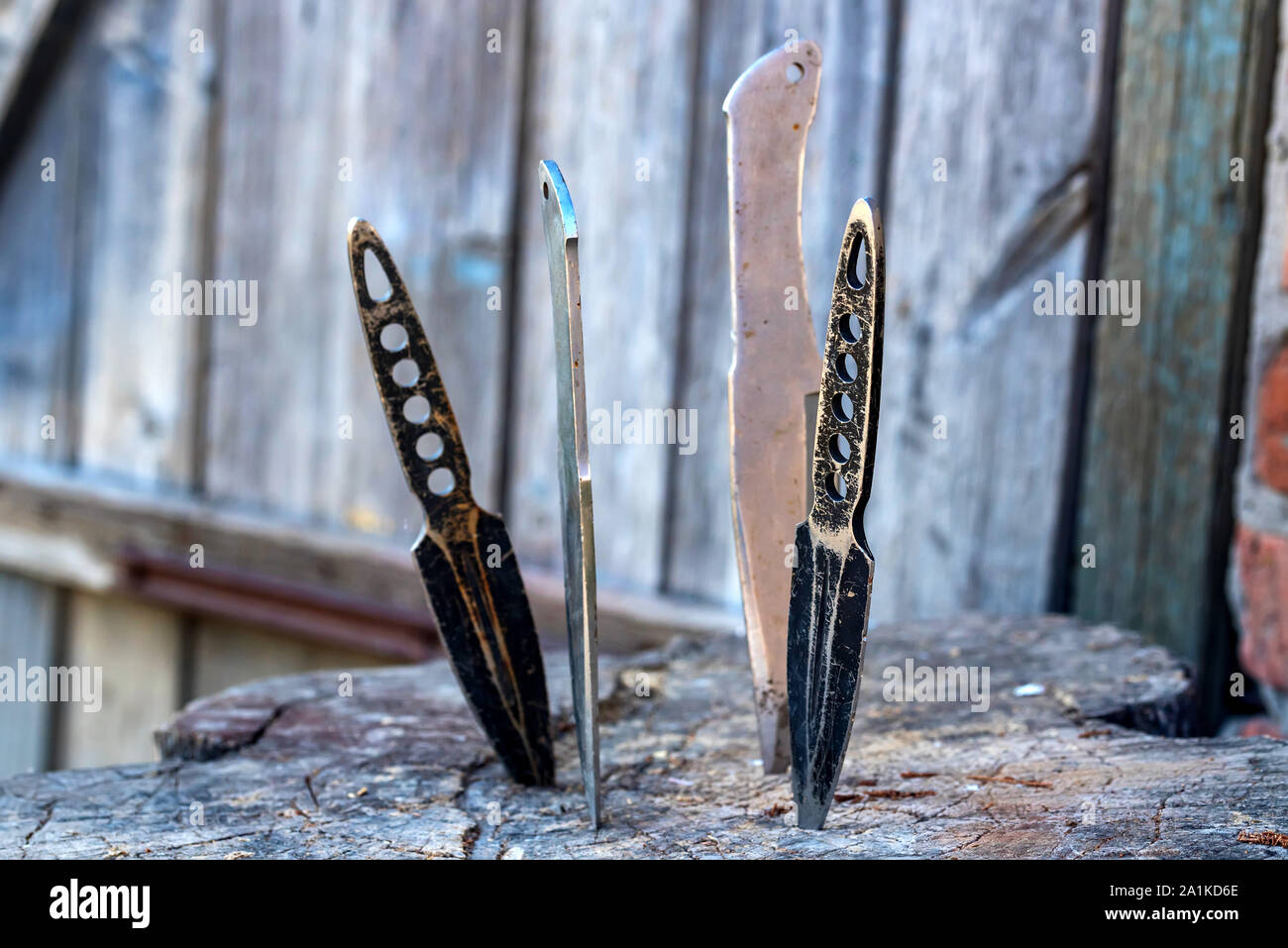 Throwing knives hires stock photography and images Alamy