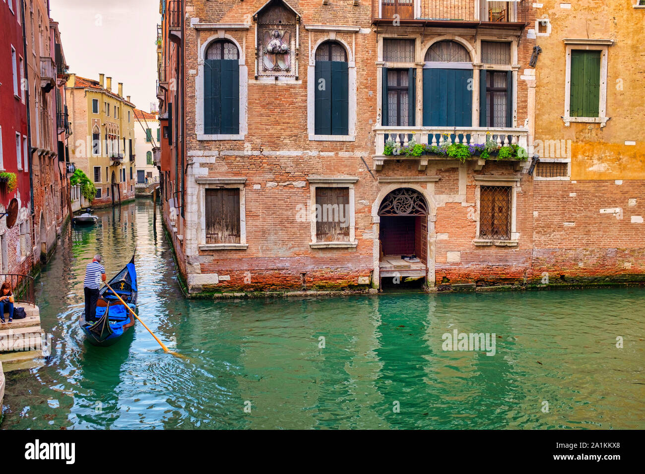 Fondamenta de l’Anzolo between the Rio di San Zulian and the Rio di Santa Maria Formosa, Venice, Italy Stock Photo