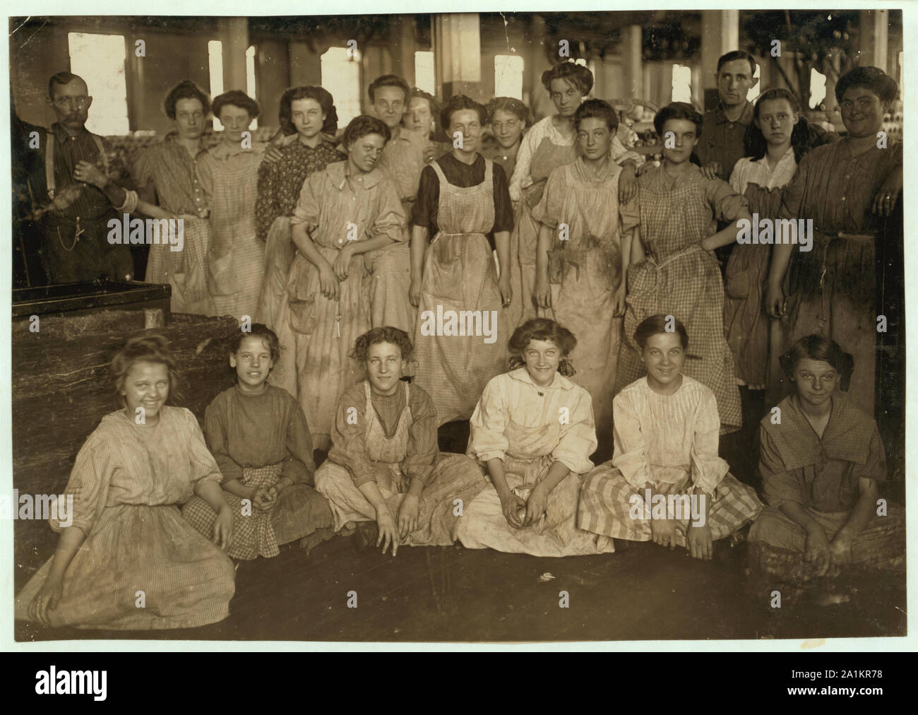 Noon Hour In an Indianapolis Cotton Mill, Aug., 1908. Wit., E. N. Clopper. Stock Photo