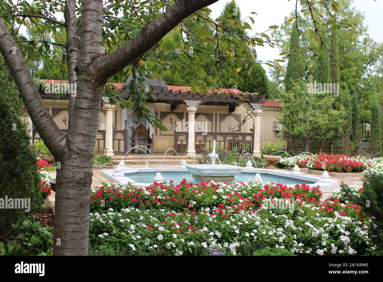 Chinese themed garden and fountain area Stock Photo Alamy