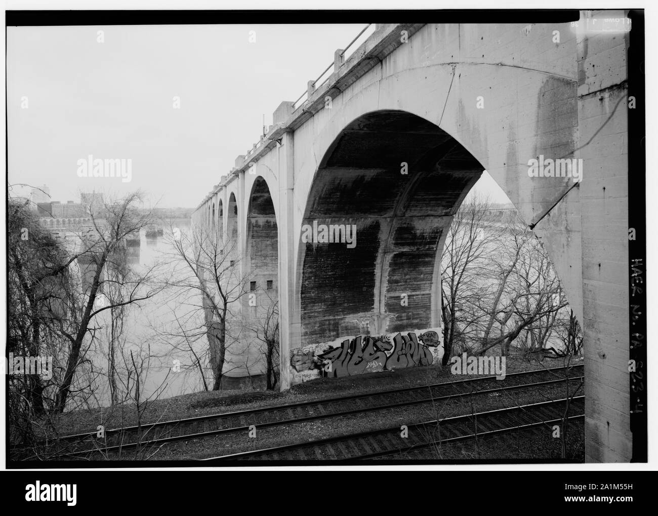 OBLIQUE VIEW, LOOKING NE FROM WEST BANK OF SUSQUEHANNA RIVER, SHOWING INTERIOR OF ARCH BARREL. NOTE LONGITUDINAL CONSTRUCTION JOINT. - Philadelphia and Reading Railroad, Susquehanna River Bridge, Spanning Susquehanna River, North of I-83 Bridge, Harrisburg, Dauphin County, PA; Wagner, Samuel T; Baker, Percival S; T. L. Eyre, Incorporated; James McGraw Company; Blaw-Knox Company; Philadelphia and Reading Railroad; Consolidated Rail Corporation (Conrail); Norfolk Southern Railroad; Nolan Brothers; Philadelphia, Harrisburg and Pittsburgh Railroad; South Pennsylvania Railroad; DeLony, Eric N, proj Stock Photo