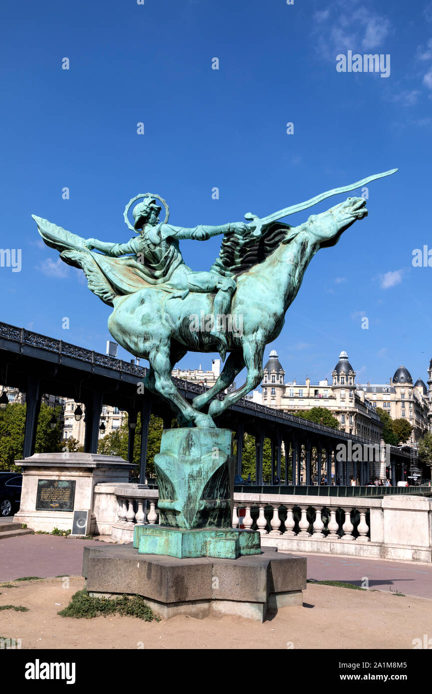 La France renaissante' statue by Danish sculptor Holger Wederkinch, Bir-Hakeim bridge, Paris, France Stock Photo