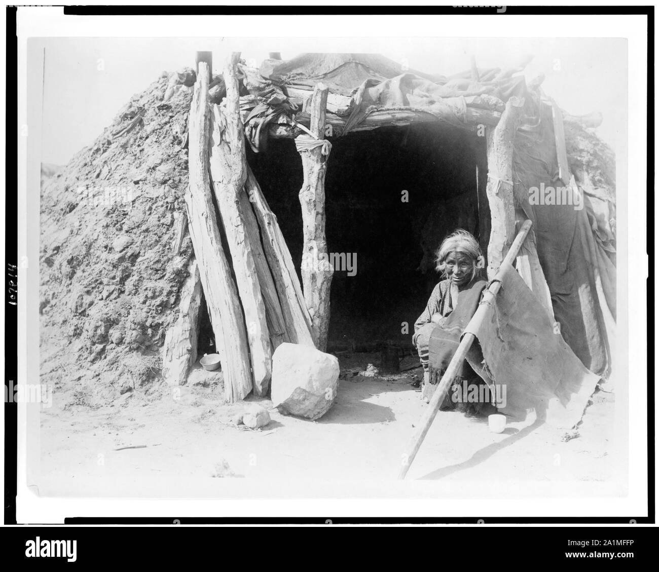 Navajo hogan Black and White Stock Photos & Images - Alamy