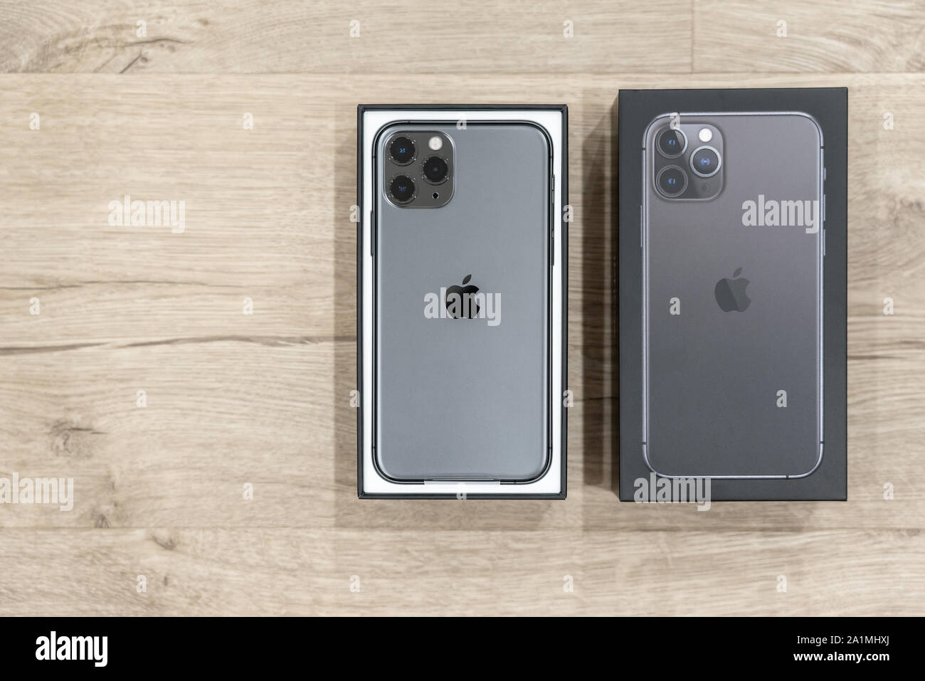Iphone 11 pro max box hi-res stock photography and images Iphone 11 pro max box hi-res stock photography and images