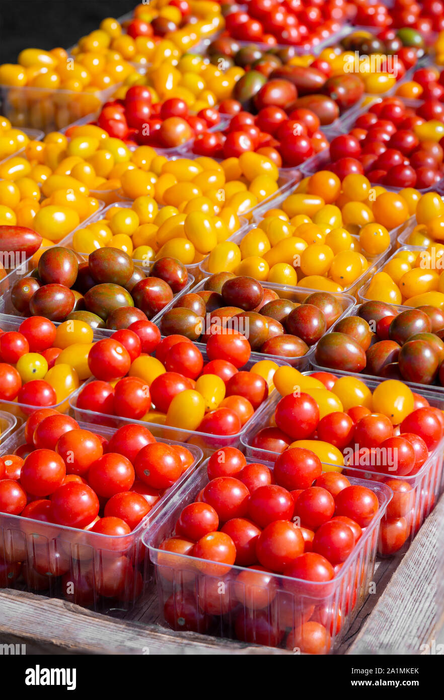 Tomatoes at a farmers market hi-res stock photography and images - Alamy