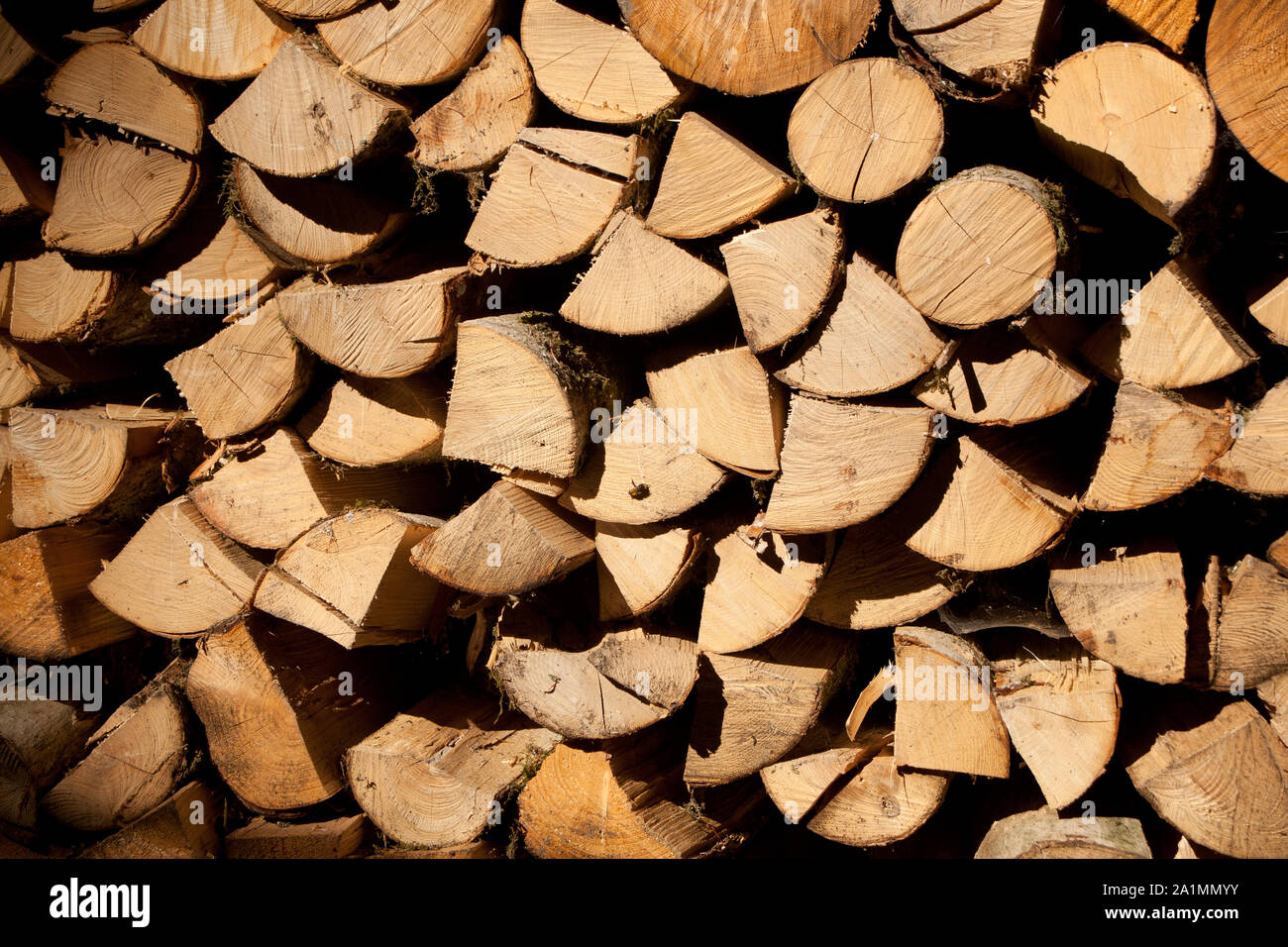 Firewood logs as background pattern Stock Photo - Alamy