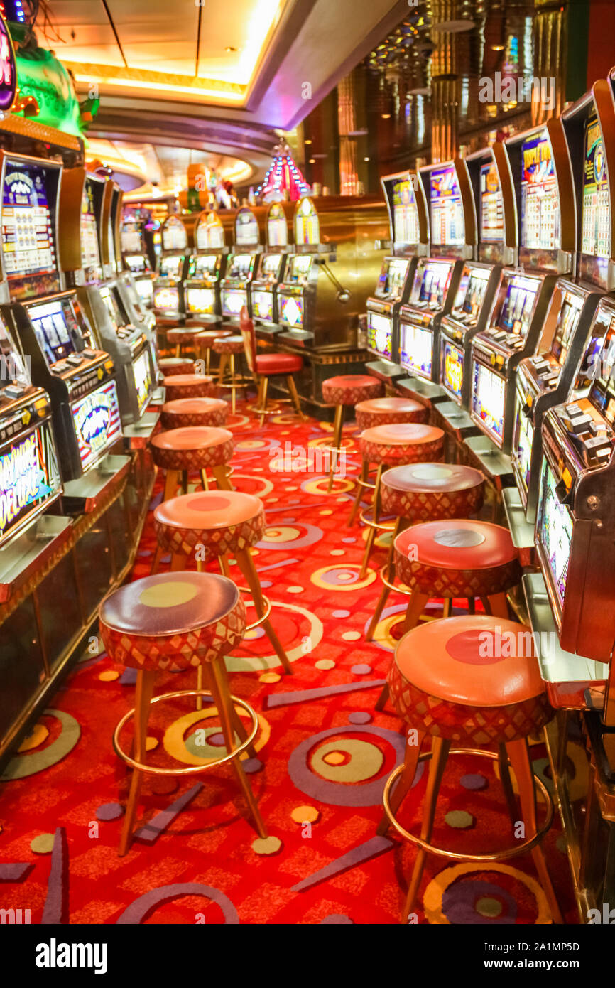 Slots Machines Do Jogo Em Um Casino Foto de Stock Editorial - Imagem de  luzes, cassino: 81405093