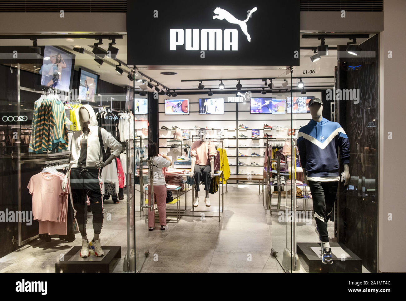 Puma shop hi-res stock photography and images - Page 3 - Alamy