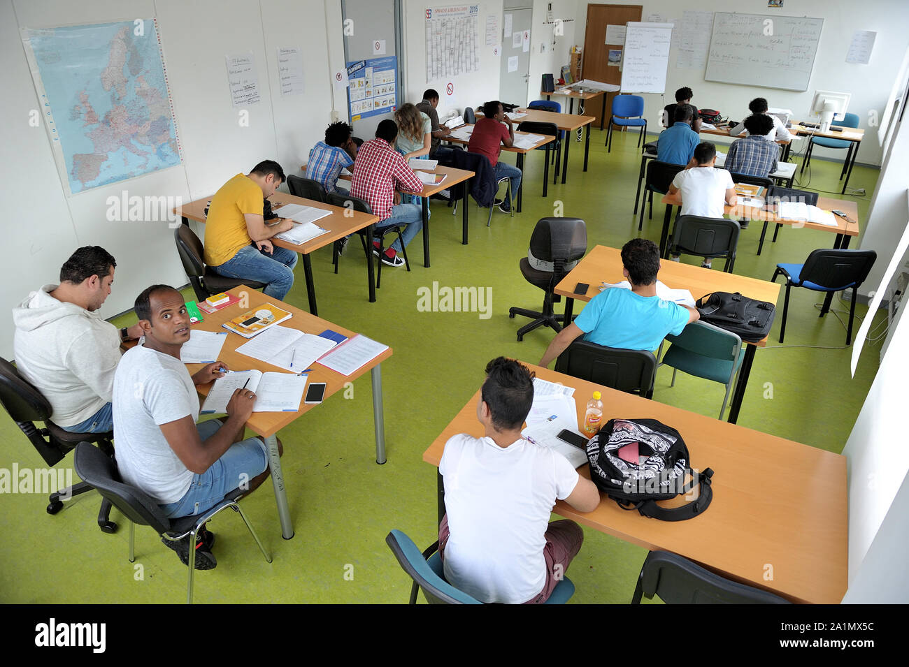 War refugees learn German in an integration class.; Kriegsflüchtlinge lernen in einer Integrationsklasse Deutsch (Hessen, Germany). Stock Photo