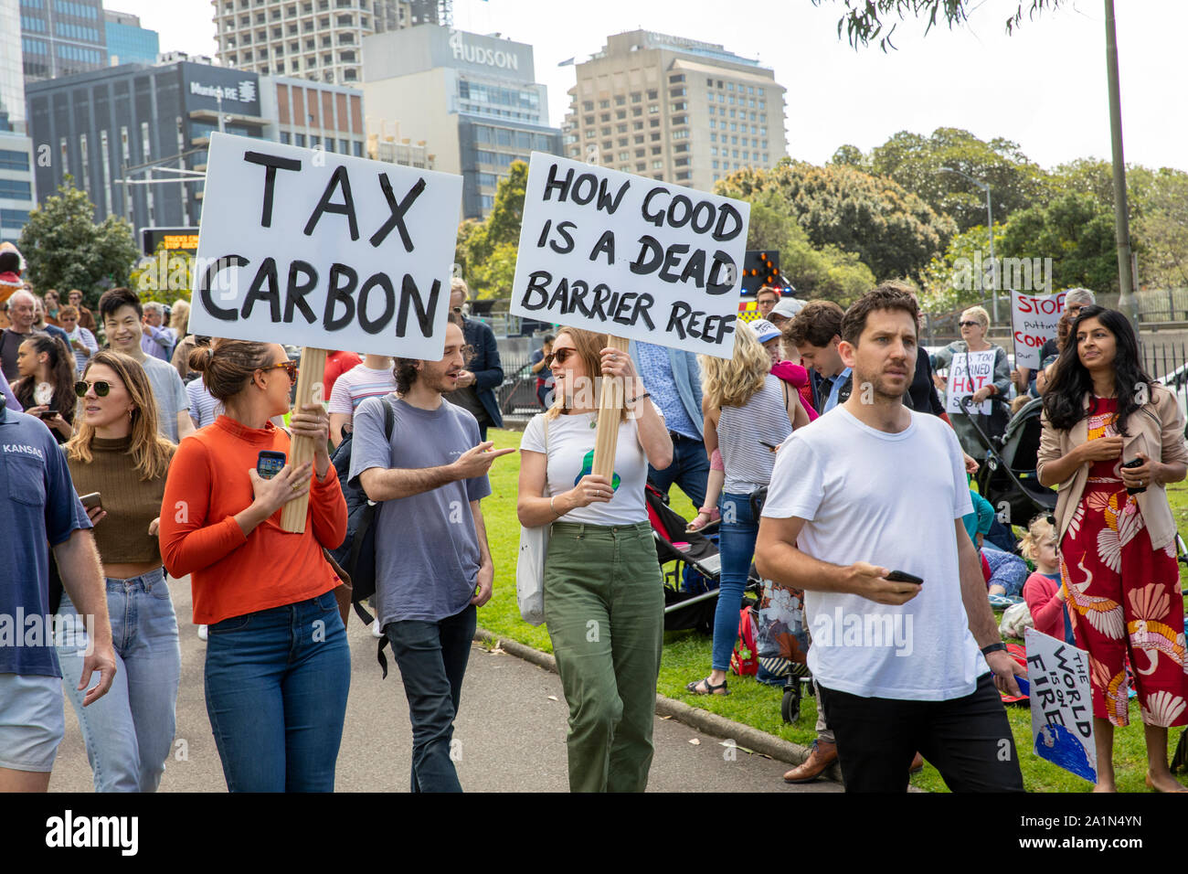 People holding signs hi-res stock photography and images - Alamy