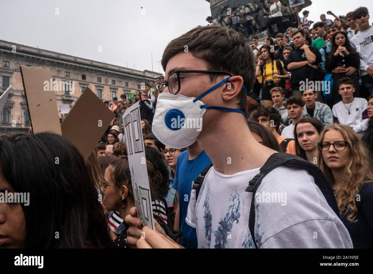 Boy wearing gas mask hi-res stock photography and images - Alamy