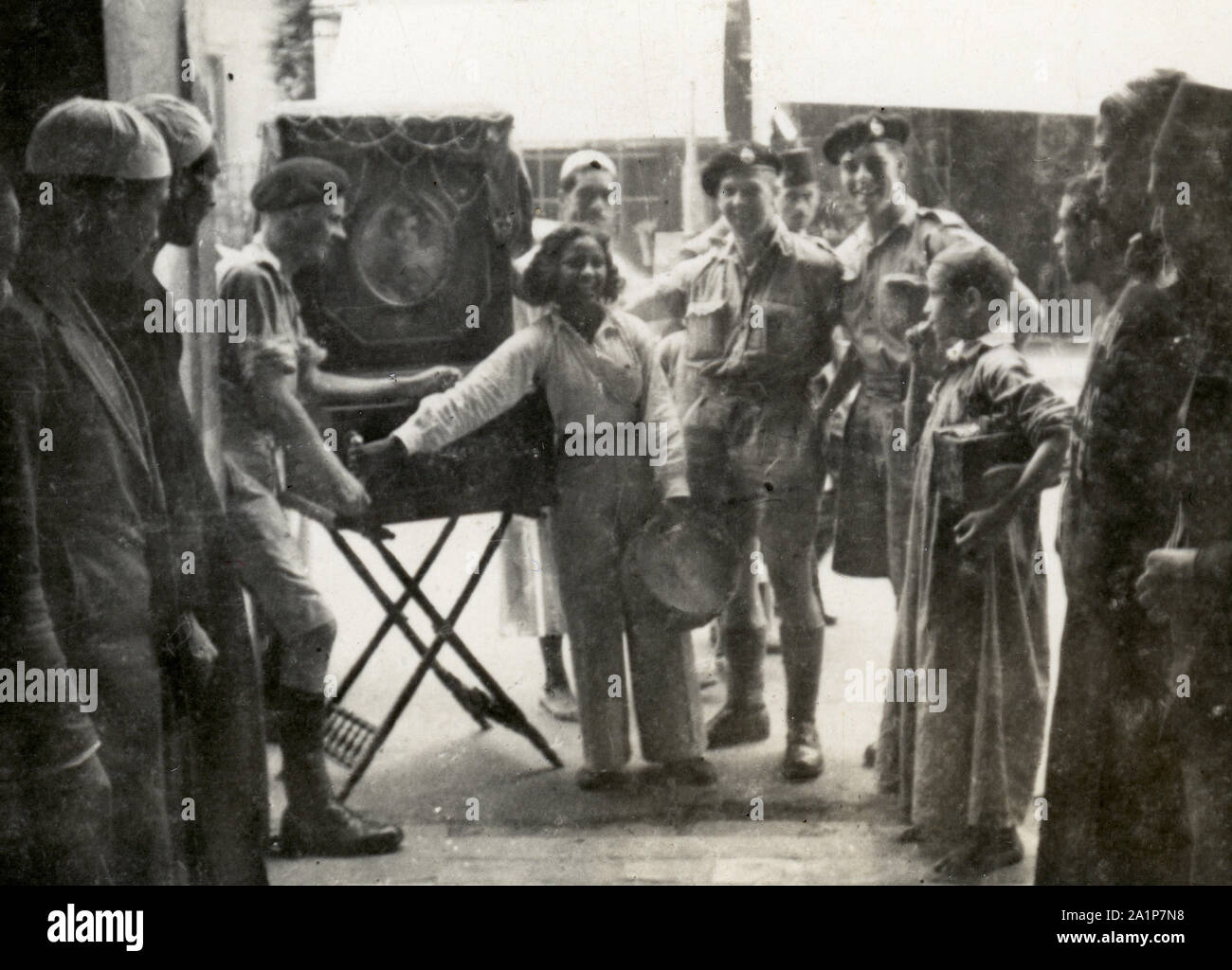 Photographs taken during WW2 by British soldier of the Royal Tank Regiment during the North Africa campaign. An Egyptian organ grinder entertaining troops, Cairo.   Trooper C M Shoults Stock Photo