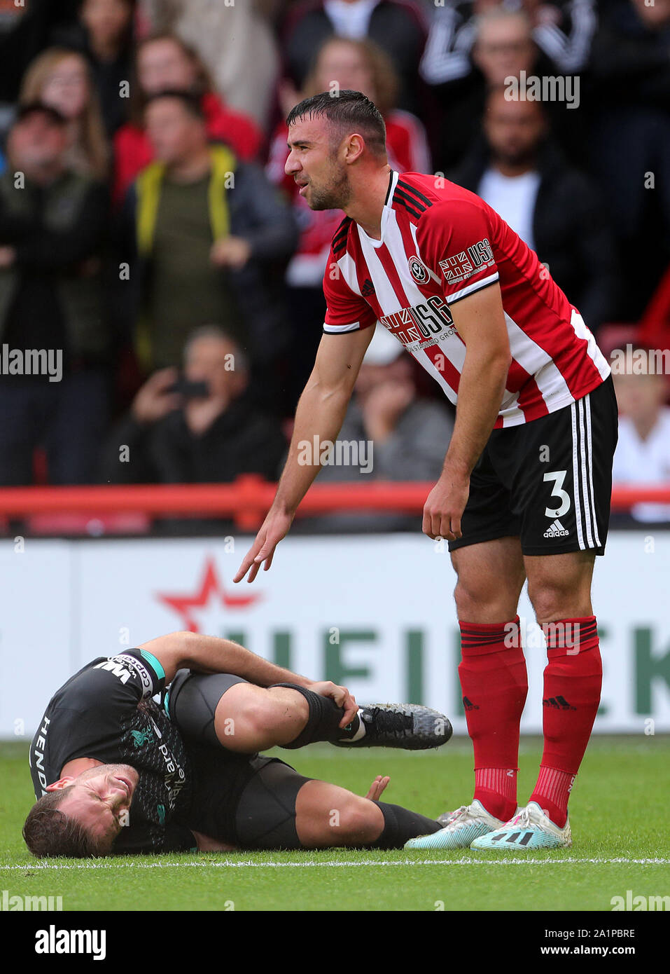 Vedholdende Søg Ni Liverpool's Jordan Henderson reacts to an injury as Sheffield United's Enda  Stevens looks on during the Premier League match at Bramall Lane, Sheffield  Stock Photo - Alamy