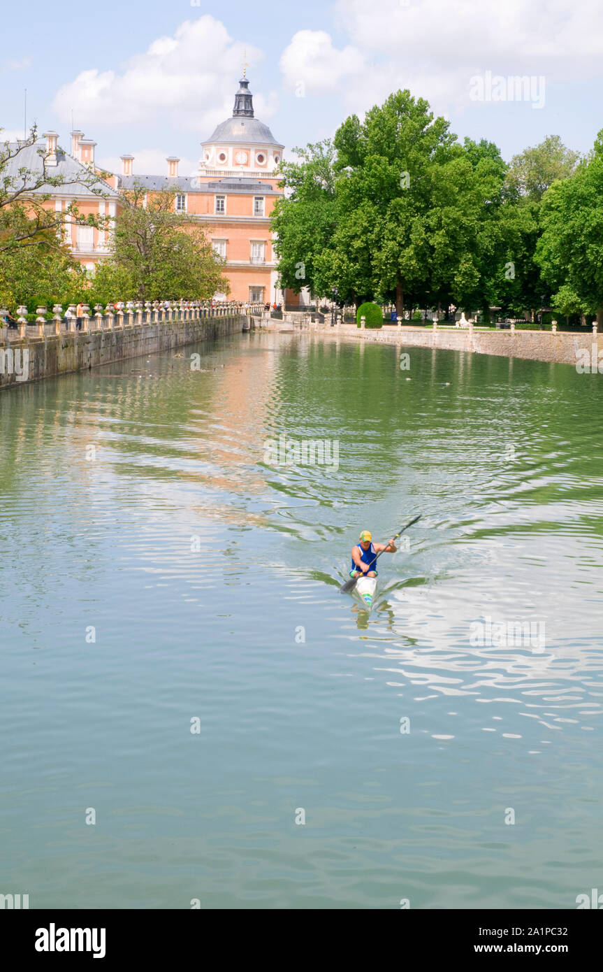 Royal Palace and canal of river Tajo. Aranjuez, Madrid province, Spain ...