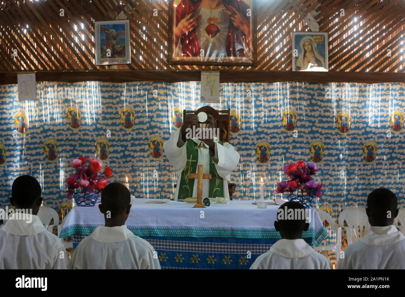 Eucharistie Messe Du Dimanche Matin Paroisse Catholique De Koeroma Togo Stock Photo Alamy