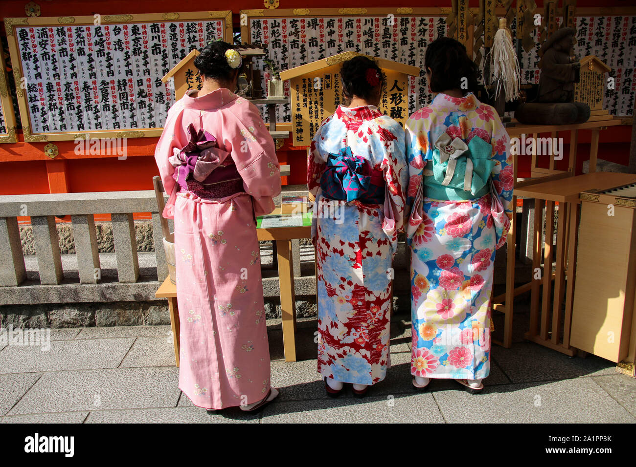KYOTO, JAPAN- APRIL 03, 2019: Japanese girls in kimono dress in front of  Jinja-Jishu shrine at the famous Kiyomizu-dera Buddhist Temple in Kyoto,  Japa Stock Photo - Alamy