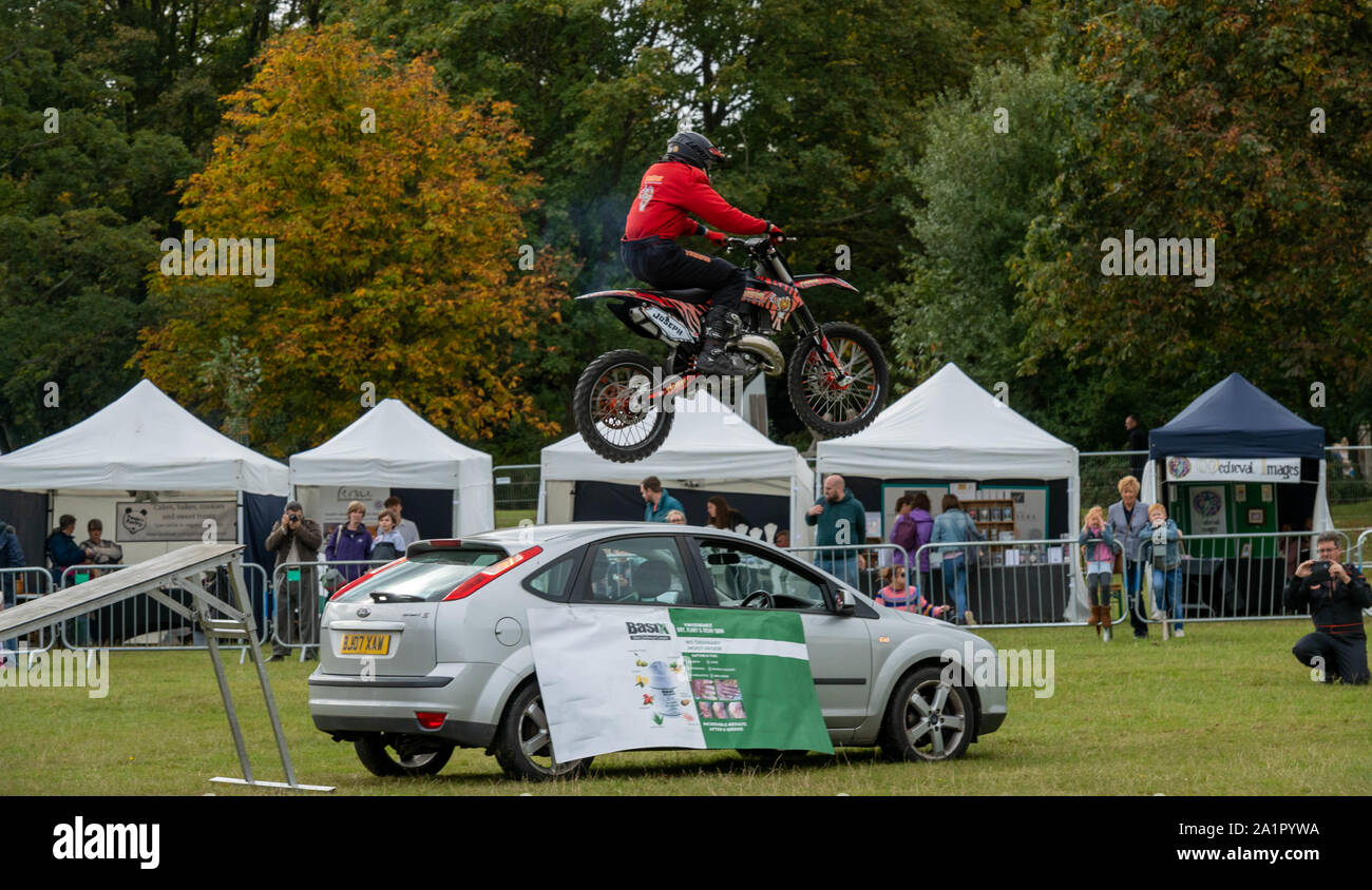 Motor cycle stunt hi-res stock photography and images