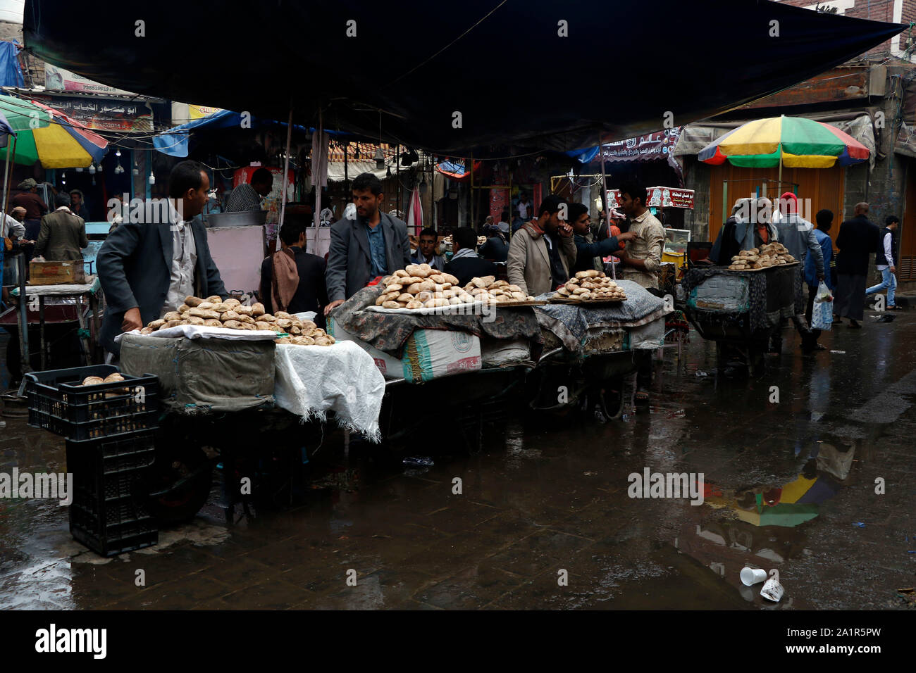Sanaa, Yemen. 28th Sep, 2019. Vendors wait for customers in a market in Sanaa, Yemen, Sept. 28, 2019. Credit: Mohammed Mohammed/Xinhua/Alamy Live News Stock Photo