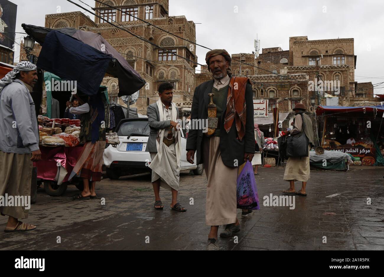Sanaa, Yemen. 28th Sep, 2019. Yemeni people do shopping in a market in Sanaa, Yemen, Sept. 28, 2019. Credit: Mohammed Mohammed/Xinhua/Alamy Live News Stock Photo