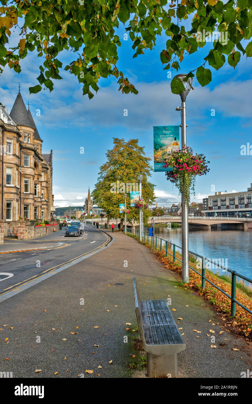 INVERNESS CITY SCOTLAND VIEW DOWN NESS WALK WITH AUTUMNAL TREES AND FLOWERS TOWARDS NESS BRIDGE Stock Photo