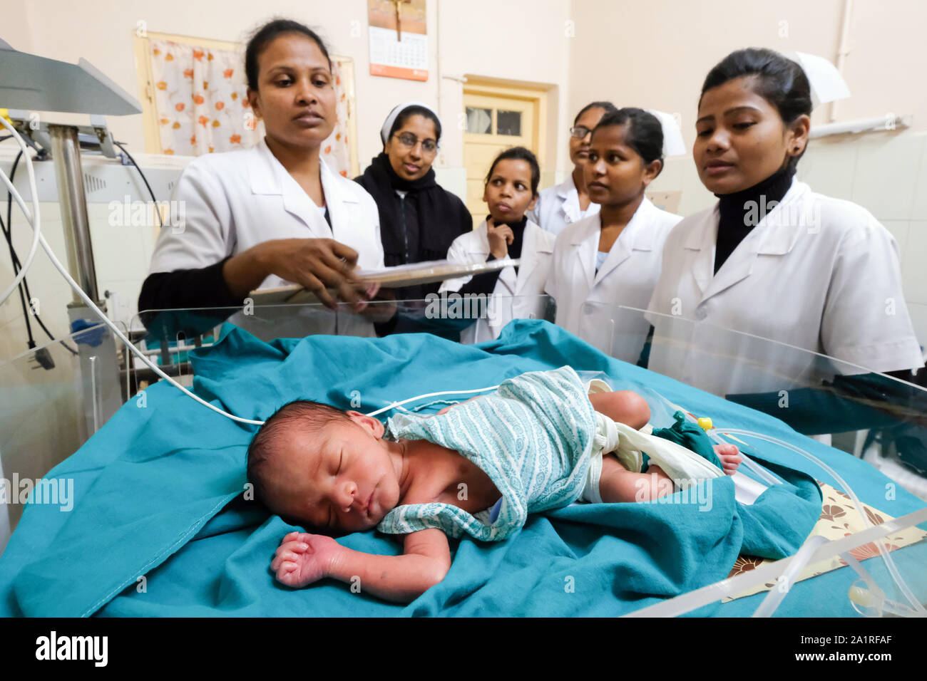 Doctors and nurse sisters at the bed of a premature baby in the catholic Seva Nidas Hospital in Dhekiajulil. Federal State Assam, Northeast India, Asia Stock Photo